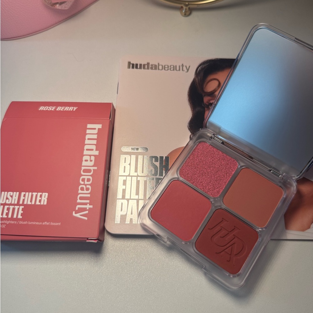 HUDA BEAUTY Blush Filter Palette - Rose Berry Shades